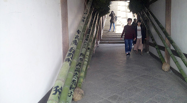 同（階段下から）