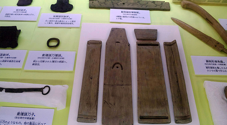 精緻な木製品（青谷上寺地遺跡展示館）