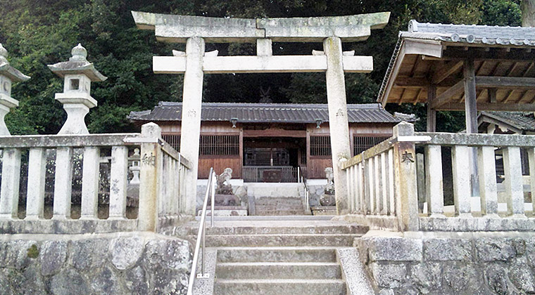 同横の八幡神社（応神天皇を祀る）