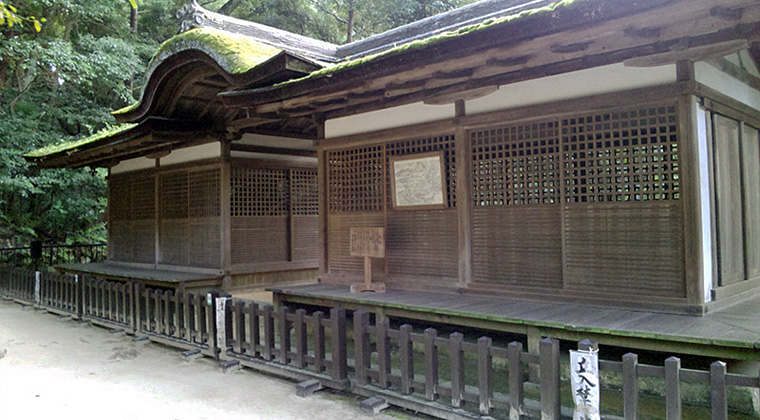 出雲建雄神社拝殿（内山永久寺から移築。国宝）