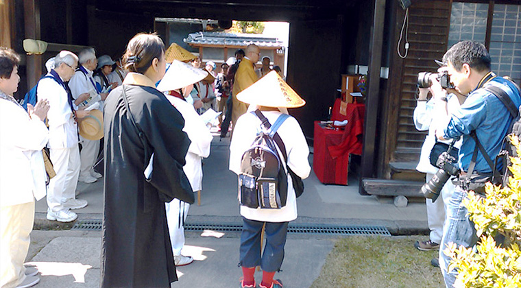 谷口副住職のお参り