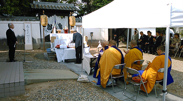 豊臣秀長公法事（墓前）