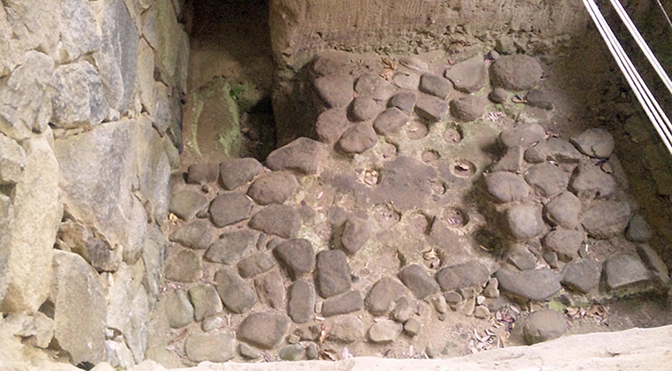 豊浦宮掘立柱抜き跡（左奥）と石敷（向原寺境内）