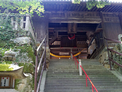 吉備津神社随神門から割拝殿を見上げる