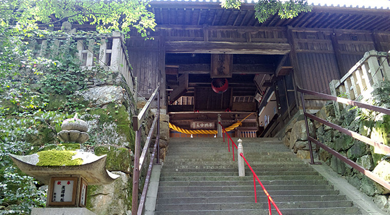 吉備津神社随神門から割拝殿を見上げる