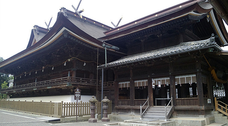 吉備津神社拝殿と本殿