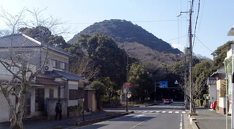 畝傍山を東から望む