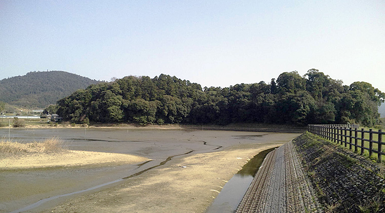 箸墓古墳（墳丘長278m。左奥に三輪山）