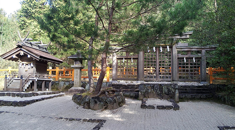 檜原神社藁縄鳥居の内側の小さな三ツ鳥居